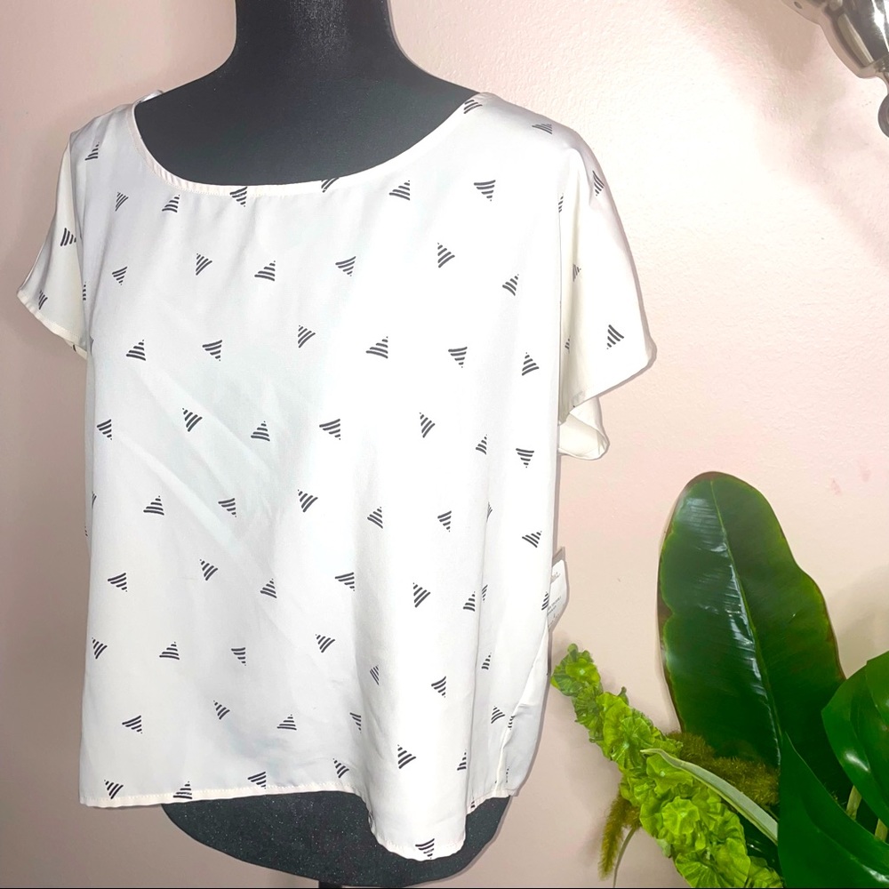 NWT Women's Geometric Button Back Scoopneck Short Sleeves White Multi Boxy Top